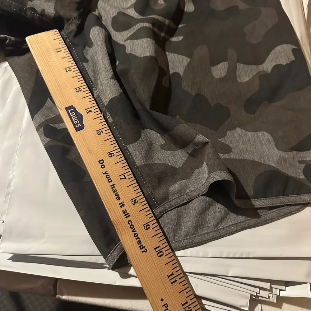 Vuori Banks Shorts Men's Medium Grey Camo‎ Print V Cycled Stretch Woven Training